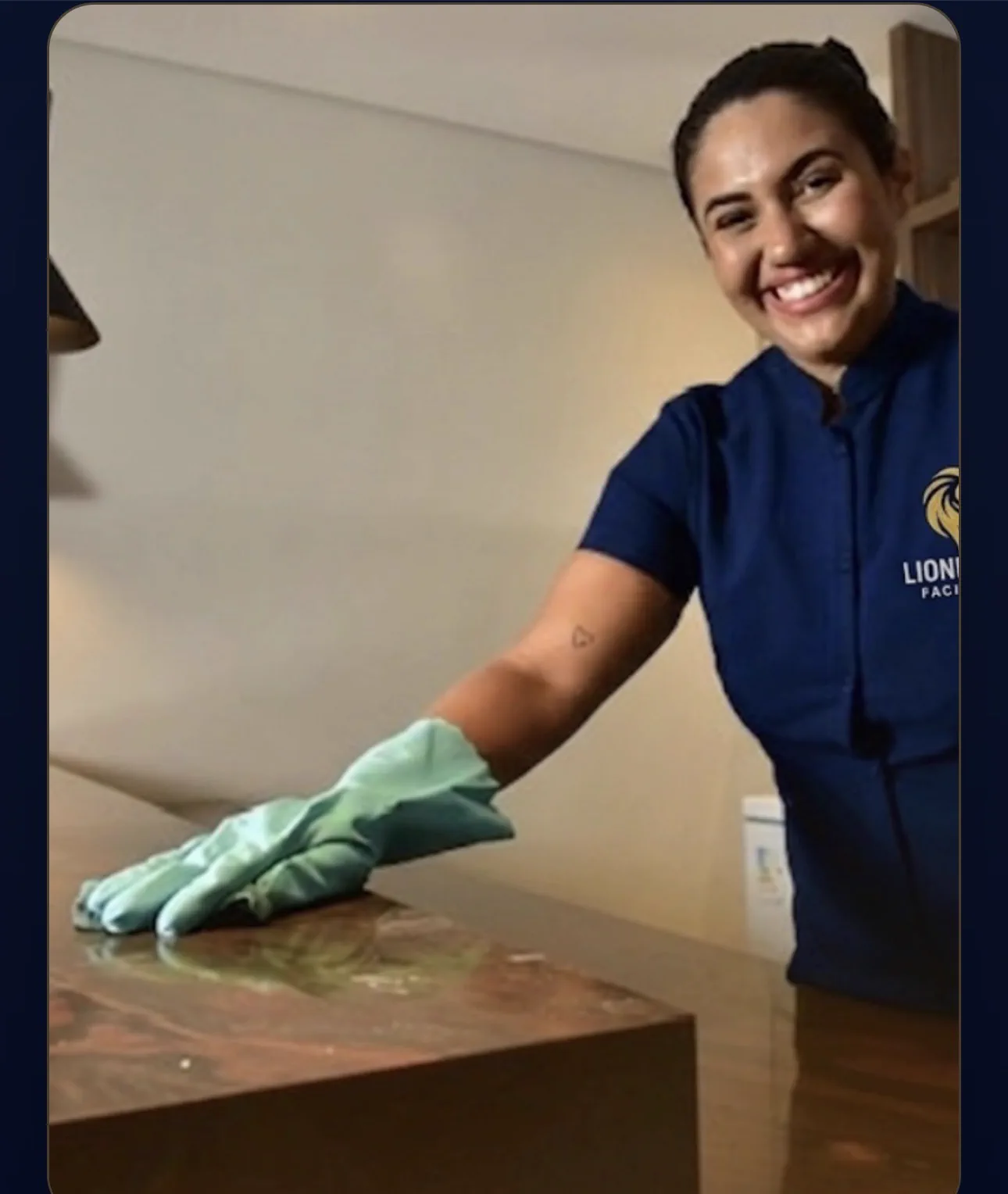 Colaboradora LionPrime limpando bancada com atenção aos detalhes